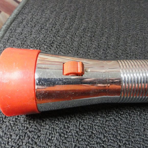 Vtg Ray-O-Vac Red button Magnetic Flashlight~Works~Old school lighting - Picture 2 of 6